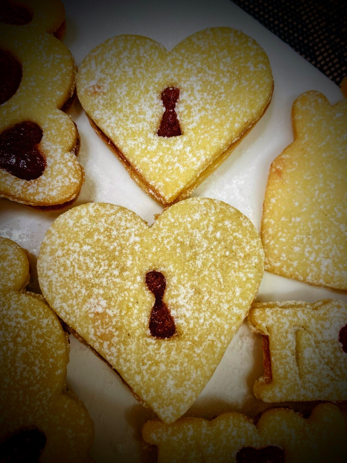 Linzer cookie cutter - Heart on lock
