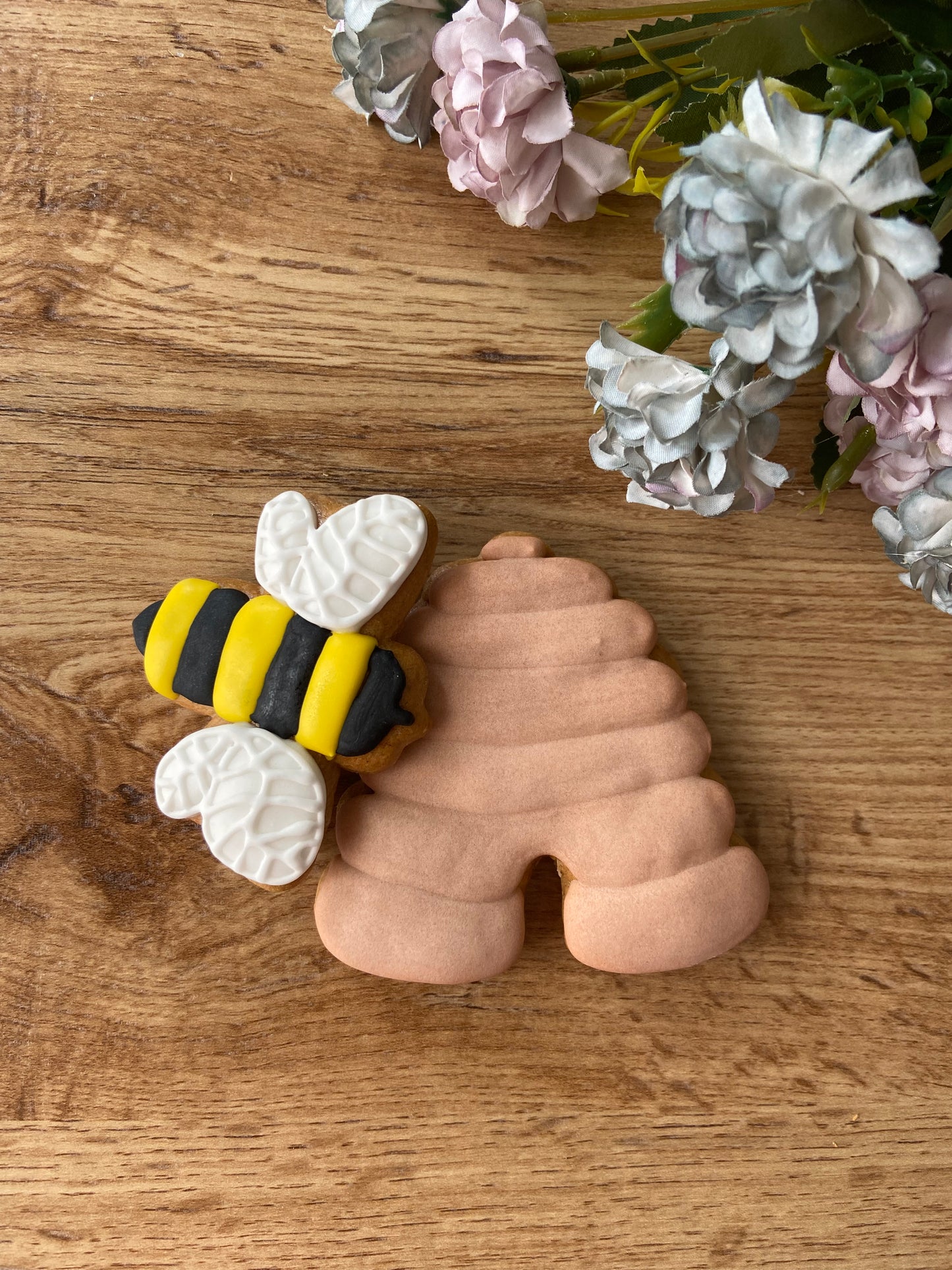Cookie cutter Bee hive outline