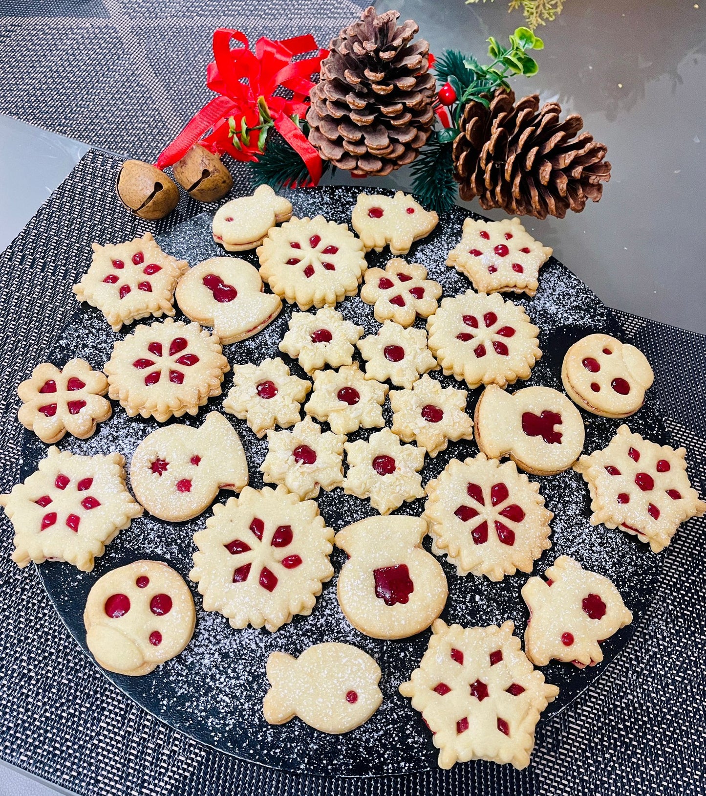 Linzer cookie cutter - Apple with cores